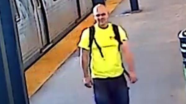 一名青少年在皇后区地铁上被陌生人无故袭击而窒息昏迷