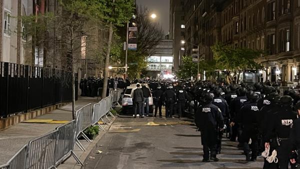 大批纽约市警察开始进入哥伦比亚大学校园