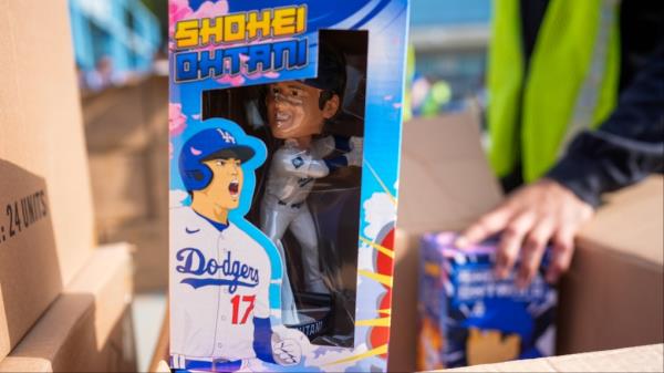 道奇队的首个大谷正平(Shohei Ohtani)大谷正平(Shohei Ohtani)摇头娃娃赠品引起了“轰动”，并扰乱了体育场的交通